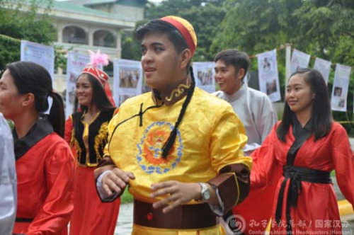 身著民族服飾的菲律賓男孩。（國家漢辦網(wǎng)站圖片）