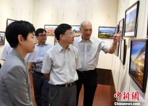 此次展覽共展出近120幅展示香港多姿多彩的城市面貌,、美景、美食以及未來發(fā)展藍圖的攝影作品,，吸引觀展閩港嘉賓的目光,。　記者劉可耕　攝