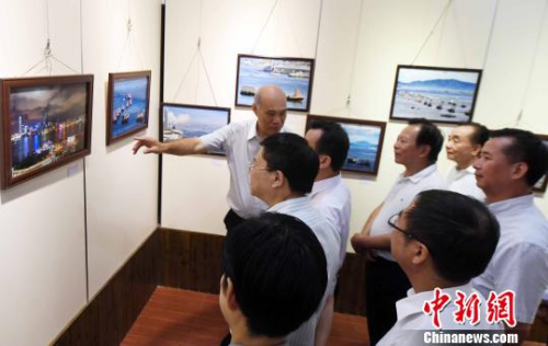 此次展覽共展出近120幅展示香港多姿多彩的城市面貌,、美景、美食以及未來發(fā)展藍圖的攝影作品,，吸引觀展閩港嘉賓的目光,。　記者劉可耕　攝