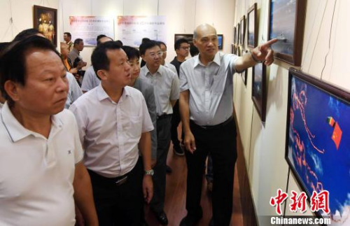 慶祝香港回歸祖國二十周年攝影作品展,，吸引觀展閩港嘉賓的目光,。　記者劉可耕　攝