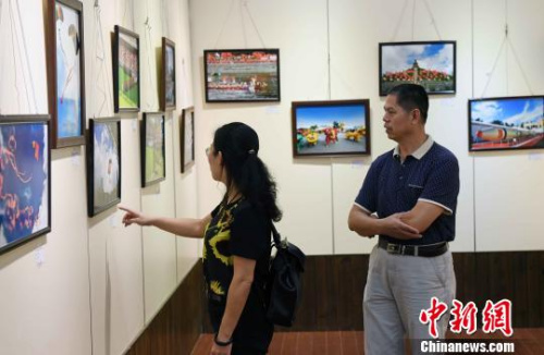 慶祝香港回歸祖國二十周年攝影作品展,，吸引觀眾眼球?！∮浾邉⒖筛z