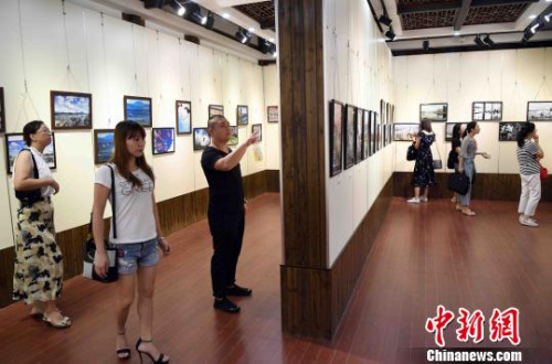慶祝香港回歸祖國二十周年攝影作品展在福州三坊七巷福建省華僑文化展示中心開幕?！∮浾邉⒖筛z