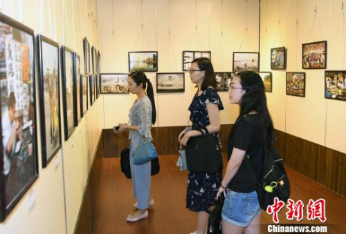 慶祝香港回歸祖國二十周年攝影作品展,，吸引觀眾眼球?！∮浾邉⒖筛z
