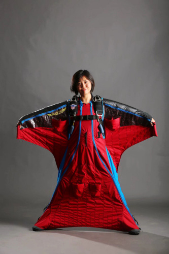 于音展示高空飛行用翼裝,。(美國《世界日報》/于音提供) 于音展示高空飛行用翼裝,。(美國《世界日報》/于音提供)