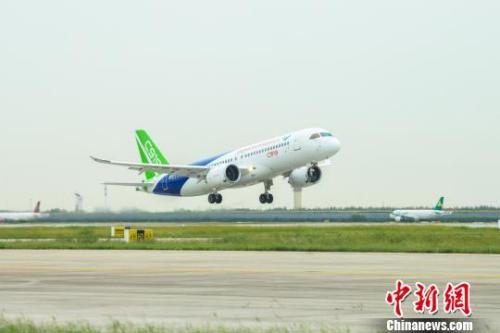 9月28日上午,C919大型客機(jī)10101架機(jī)在上海浦東機(jī)場(chǎng)完成一架次檢飛任務(wù)。 中國(guó)商飛公司 攝 9月28日上午,,C919大型客機(jī)10101架機(jī)在上海浦東機(jī)場(chǎng)完成一架次檢飛任務(wù),?!≈袊?guó)商飛公司 攝