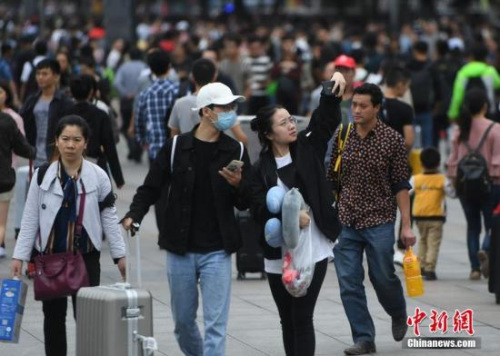 9月30日,全國多地迎來國慶假期客流高峰,。圖為重慶旅客在火車站廣場上玩自拍。 <a target='_blank' >中新社</a>記者 陳超 攝 9月30日,全國多地迎來國慶假期客流高峰。圖為重慶旅客在火車站廣場上玩自拍。 <a target='_blank' >中新社</a>記者 陳超 攝
