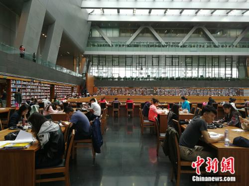 十一黃金周期間,不少人選擇在圖書館度過難得的休閑時光,。圖為假期期間國家圖書館里的閱讀者,。<a target='_blank' >中新網(wǎng)</a>記者 張尼 攝 十一黃金周期間,不少人選擇在圖書館度過難得的休閑時光,。圖為假期期間國家圖書館里的閱讀者,。<a target='_blank' >中新網(wǎng)</a>記者 張尼 攝