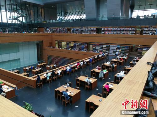 圖為假期期間國家圖書館里的閱讀者,。<a target='_blank' >中新網(wǎng)</a>記者 張尼 攝 圖為假期期間國家圖書館里的閱讀者,。<a target='_blank' >中新網(wǎng)</a>記者 張尼 攝