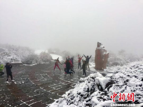 游客在如水墨畫的風(fēng)景里歡跳,。　甄梅　攝