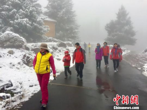 雪天依然難擋游人的腳步，大批游客來(lái)到天山天池景區(qū)游覽賞雪景,?！≌缑贰z