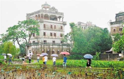 盡管天下著小雨，游客仍冒雨參觀開平自力村碉樓,。伍安平 攝