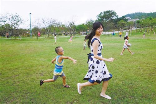 長假期間，長廊生態(tài)園內(nèi)舉行泡泡大戰(zhàn)活動,，場面熱鬧,。 李雨溪 攝