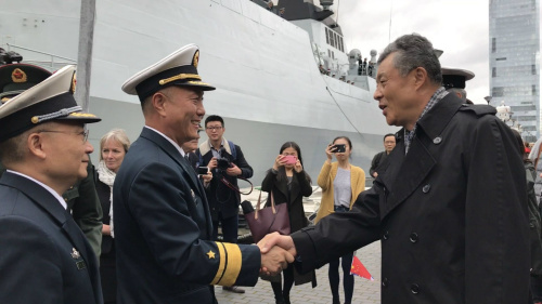 中國駐英國大使劉曉明(右)與編隊(duì)指揮員王仲才握手話別,。(《歐洲時(shí)報(bào)》/陳述 攝) 中國駐英國大使劉曉明(右)與編隊(duì)指揮員王仲才握手話別。(《歐洲時(shí)報(bào)》/陳述 攝)