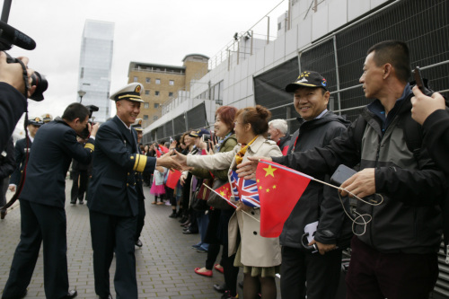 王仲才與僑胞一一握手,。(《歐洲時(shí)報(bào)》/陳述 攝) 王仲才與僑胞一一握手。(《歐洲時(shí)報(bào)》/陳述 攝)