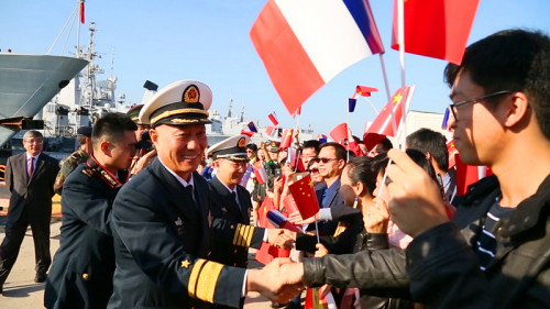 海軍少將王仲才問候前來歡迎編隊(duì)到訪法國的華僑華人,、中資機(jī)構(gòu)企業(yè)、留學(xué)生代表,。(《歐洲時(shí)報(bào)》/記者歐文 攝) 海軍少將王仲才問候前來歡迎編隊(duì)到訪法國的華僑華人、中資機(jī)構(gòu)企業(yè)、留學(xué)生代表,。(《歐洲時(shí)報(bào)》/記者歐文 攝)