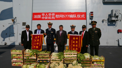 中國駐法大使館臨時(shí)代辦關(guān)鍵在歡迎海軍編隊(duì)儀式上,,與王仲才少將(左三)、徐四清少將(右三)一起見證法國南方華人總商會(huì)會(huì)長李峰(右二)向中國海軍贈(zèng)送物資。(《歐洲時(shí)報(bào)》/記者歐文 攝) 中國駐法大使館臨時(shí)代辦關(guān)鍵在歡迎海軍編隊(duì)儀式上,,與王仲才少將(左三)、徐四清少將(右三)一起見證法國南方華人總商會(huì)會(huì)長李峰(右二)向中國海軍贈(zèng)送物資,。(《歐洲時(shí)報(bào)》/記者歐文 攝)
