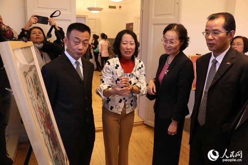 桂從友大使和夫人宋景麗女士參觀絲綢展覽,。呂程 攝 桂從友大使和夫人宋景麗女士參觀絲綢展覽,。呂程 攝