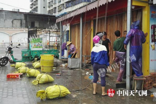 15日白天,,廣東湛江風(fēng)雨逐漸明顯,市民正在加固門窗,。(圖/殷美祥) 15日白天,廣東湛江風(fēng)雨逐漸明顯,市民正在加固門窗,。(圖/殷美祥)