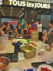教成都市民做韓國泡菜(受訪者供圖) 教成都市民做韓國泡菜(受訪者供圖)