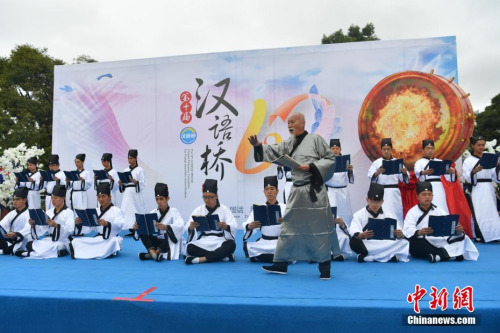 10月17日,,漢語橋開幕式上的文藝表演。當(dāng)日,,以“學(xué)會(huì)中國(guó)話,,朋友遍天下”為主題的第十屆“漢語橋”世界中學(xué)生中文比賽在昆明云南師范大學(xué)開幕。據(jù)了解,,本屆漢語橋有來自96個(gè)國(guó)家共計(jì)320名師生參加比賽,。 <a target='_blank' >中新社</a>記者 任東 攝 10月17日,,漢語橋開幕式上的文藝表演,。當(dāng)日,以“學(xué)會(huì)中國(guó)話,,朋友遍天下”為主題的第十屆“漢語橋”世界中學(xué)生中文比賽在昆明云南師范大學(xué)開幕,。據(jù)了解,本屆漢語橋有來自96個(gè)國(guó)家共計(jì)320名師生參加比賽,。 <a target='_blank' >中新社</a>記者 任東 攝