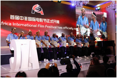 當(dāng)?shù)厮囆g(shù)團(tuán)演唱南非名曲《SHOSHOLOZA》 當(dāng)?shù)厮囆g(shù)團(tuán)演唱南非名曲《SHOSHOLOZA》