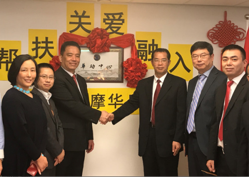 桂大使與在場的華人華僑代表合影留念 ,。張世謹 攝