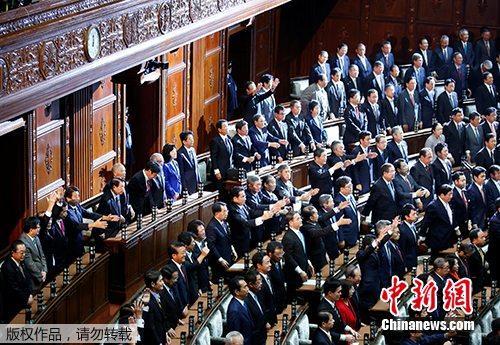 資料圖:當(dāng)?shù)貢r間2017年9月28日,日本首相安倍晉三宣布解散眾議院后,,多名內(nèi)閣成員舉手歡呼,。 資料圖:當(dāng)?shù)貢r間2017年9月28日,日本首相安倍晉三宣布解散眾議院后,,多名內(nèi)閣成員舉手歡呼,。
