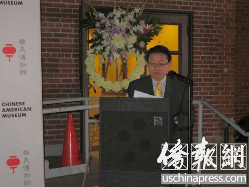 華美博物館人員、華人社區(qū)組織和僑界人士來到華美博物館前的“華埠大屠殺”紀念牌前獻花和三鞠躬,,紀念牌提醒人們銘記這場悲劇。(圖片來源:僑報記者翁羽攝) 華美博物館人員、華人社區(qū)組織和僑界人士來到華美博物館前的“華埠大屠殺”紀念牌前獻花和三鞠躬,紀念牌提醒人們銘記這場悲劇。(圖片來源:僑報記者翁羽攝)