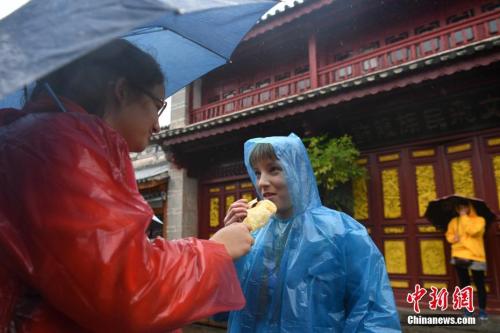 “漢語橋”選手體驗云南少數(shù)民族生活,。 <a target='_blank' >中新社</a>記者 任東 攝 “漢語橋”選手體驗云南少數(shù)民族生活,。 <a target='_blank' >中新社</a>記者 任東 攝