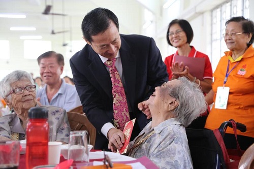 駐加爾各答總領(lǐng)事向老人表示慰問。 駐加爾各答總領(lǐng)事向老人表示慰問,。