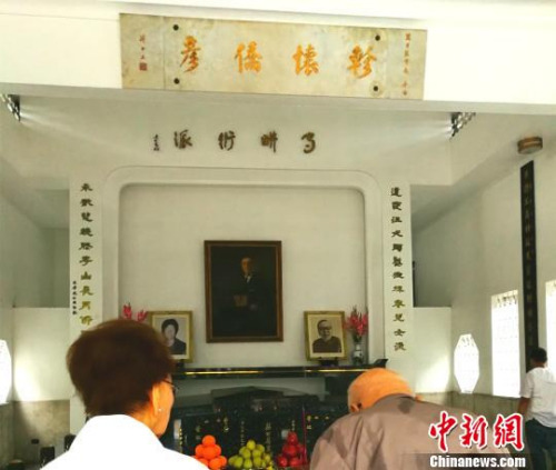 莊氏先祖莊萬(wàn)里,，生前是菲華著名儒商僑領(lǐng),，曾出資援建臺(tái)灣“中國(guó)文化大學(xué)”，并從海外廣為收購(gòu)離散國(guó)寶自建“兩塗軒”珍藏,，在大陸和臺(tái)灣都廣有人脈,。靈堂里懸掛著兩岸及菲華政經(jīng)、僑界名人題寫的牌匾,?！￡P(guān)向東 攝