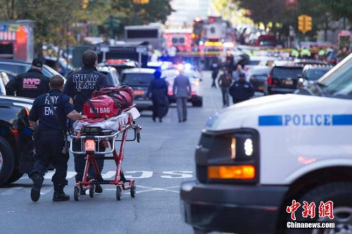 大量警力聚集在紐約卡車撞人恐怖襲擊現(xiàn)場。 <a target='_blank' >中新社</a>記者 廖攀 攝 大量警力聚集在紐約卡車撞人恐怖襲擊現(xiàn)場,。 <a target='_blank' >中新社</a>記者 廖攀 攝