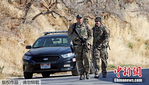 圖為警方正在附近的山麓和峽谷尋找疑犯,。