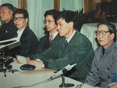 1994年在北京召開的對日民間索賠新聞發(fā)布會,，右一為“慰安婦”受害者李秀梅,。右三為童增。