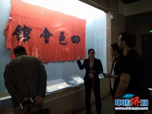 媒體記者在五邑華僑華人博物館 謝元春 攝 媒體記者在五邑華僑華人博物館 謝元春 攝