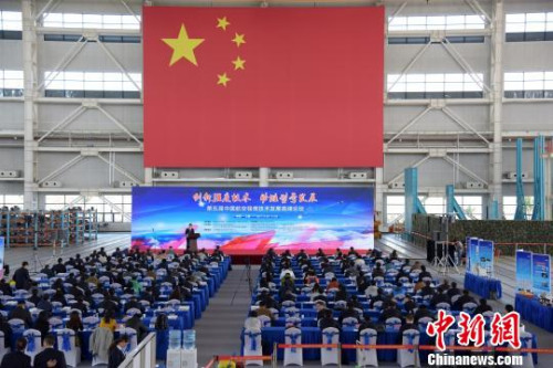 11月4日,,第五屆中國航空強度技術發(fā)展高峰論壇就在C919飛機進行全機靜力試驗的廠房內舉行,。 王軍朋 攝 11月4日,,第五屆中國航空強度技術發(fā)展高峰論壇就在C919飛機進行全機靜力試驗的廠房內舉行,。 王軍朋 攝