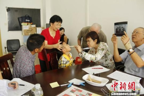 資料圖:新加坡義診團(tuán)為病患義診,。 資料圖:新加坡義診團(tuán)為病患義診,。