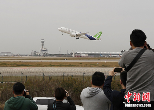11月10日,,中國國產(chǎn)大飛機(jī)C919首架機(jī)一飛沖天,開啟超過1300千米的“遠(yuǎn)行”,。 <a target='_blank' >中新社</a>記者 殷立勤 攝 11月10日,中國國產(chǎn)大飛機(jī)C919首架機(jī)一飛沖天,開啟超過1300千米的“遠(yuǎn)行”,。 <a target='_blank' >中新社</a>記者 殷立勤 攝