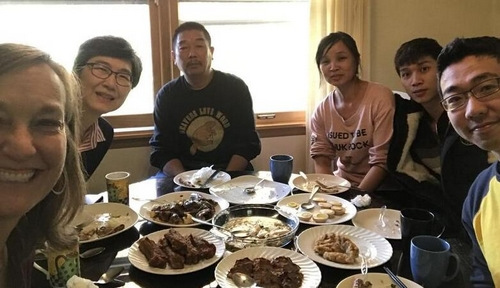 章瑩穎一家和伊大發(fā)言人,、翻譯一起吃飯 章瑩穎一家和伊大發(fā)言人,、翻譯一起吃飯