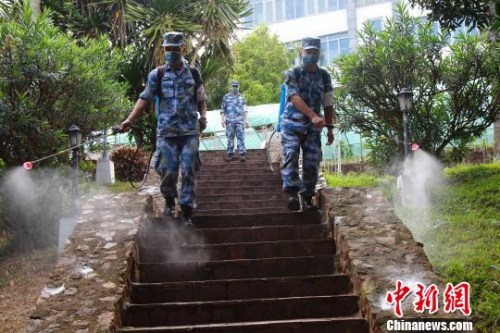 11月7日，中國海軍和平方舟醫(yī)院船防疫分隊(duì)為中國駐莫大使館進(jìn)行消殺滅作業(yè),?！∨丝∮?攝