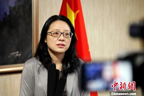 針對近期加拿大多倫多連續(xù)發(fā)生多起針對中國留學(xué)生的以虛擬綁架進行電信詐騙的案件,,當(dāng)?shù)貢r間11月15日,中國駐多倫多總領(lǐng)館副總領(lǐng)事洪紅對記者表示,,這一系列案件密集發(fā)生后,,領(lǐng)館全力展開了領(lǐng)事保護工作。她再次提醒中國公民提高防范意識,,警惕詐騙并掌握一些相應(yīng)的防騙技巧,。同時她表示,總領(lǐng)館會不斷總結(jié)經(jīng)驗,,進一步做好平安留學(xué)工作,。 <a target='_blank' >中新社</a>記者 余瑞冬 攝 針對近期加拿大多倫多連續(xù)發(fā)生多起針對中國留學(xué)生的以虛擬綁架進行電信詐騙的案件,,當(dāng)?shù)貢r間11月15日,,中國駐多倫多總領(lǐng)館副總領(lǐng)事洪紅對記者表示,這一系列案件密集發(fā)生后,,領(lǐng)館全力展開了領(lǐng)事保護工作,。她再次提醒中國公民提高防范意識,警惕詐騙并掌握一些相應(yīng)的防騙技巧,。同時她表示,,總領(lǐng)館會不斷總結(jié)經(jīng)驗,進一步做好平安留學(xué)工作,。 <a target='_blank' >中新社</a>記者 余瑞冬 攝