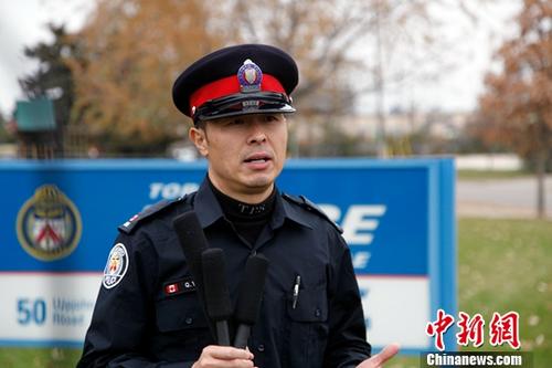 當(dāng)?shù)貢r間11月15日,,多倫多警隊華人社區(qū)聯(lián)絡(luò)警官楊乾良接受記者采訪時提醒廣大中國留學(xué)生,不要輕易把隱私信息和錢財提供給他人,,要與國內(nèi)的父母保持良好溝通,。如果接到可疑電話,可先向同學(xué),、老師和家人反映,,或向警方咨詢,大家共同努力就能杜絕騙局發(fā)生,。近期加拿大多倫多連續(xù)發(fā)生多起針對中國留學(xué)生的以虛擬綁架進行電信詐騙的案件,,數(shù)名學(xué)生一度受騙并在騙徒操控下與外界失聯(lián)。<a target='_blank' >中新社</a>記者 余瑞冬 攝 當(dāng)?shù)貢r間11月15日,多倫多警隊華人社區(qū)聯(lián)絡(luò)警官楊乾良接受記者采訪時提醒廣大中國留學(xué)生,,不要輕易把隱私信息和錢財提供給他人,,要與國內(nèi)的父母保持良好溝通。如果接到可疑電話,可先向同學(xué),、老師和家人反映,或向警方咨詢,,大家共同努力就能杜絕騙局發(fā)生,。近期加拿大多倫多連續(xù)發(fā)生多起針對中國留學(xué)生的以虛擬綁架進行電信詐騙的案件,數(shù)名學(xué)生一度受騙并在騙徒操控下與外界失聯(lián),。<a target='_blank' >中新社</a>記者 余瑞冬 攝