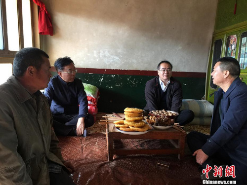 國務(wù)院僑辦副主任郭軍(右二)一行在定點幫扶點甘肅積石山縣入村進戶調(diào)研扶貧工作,。 <a target='_blank' >中新社</a>記者 南如卓瑪 攝 國務(wù)院僑辦副主任郭軍(右二)一行在定點幫扶點甘肅積石山縣入村進戶調(diào)研扶貧工作。 <a target='_blank' >中新社</a>記者 南如卓瑪 攝