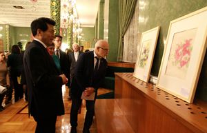 李輝大使參觀畫展。 李輝大使參觀畫展,。