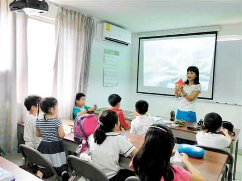 陳小清給學(xué)生上剪紙課。 陳小清給學(xué)生上剪紙課,。