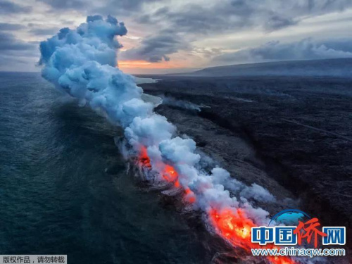  “相機(jī)攝”夏威夷大島的基拉韋厄火山巖漿入?？凇z影師前后兩次共步行80里路,，終于捕捉到了自己心中的畫面,。