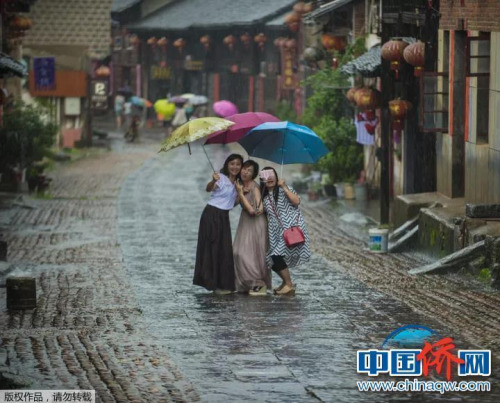 “相機(jī)攝”湖南永州市零陵老街,，三位美女在雨中的老街玩自拍,。