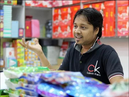 尼哈白天在一家外勞用品零售店當(dāng)?shù)觊L,;下班后則趕到自己與合伙人的店鋪打點一切。(馬來西亞《星洲日報》) 尼哈白天在一家外勞用品零售店當(dāng)?shù)觊L;下班后則趕到自己與合伙人的店鋪打點一切,。(馬來西亞《星洲日報》)
