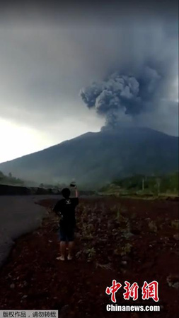 噴發(fā)的阿貢火山