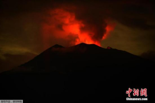 印尼巴厘島阿貢火山自11月21日首次噴發(fā)后,，活躍強(qiáng)度不斷增強(qiáng)并多次噴發(fā)出大量火山灰,。圖為當(dāng)?shù)貢r(shí)間11月30日拂曉前的阿貢火山煙霧染紅天際。